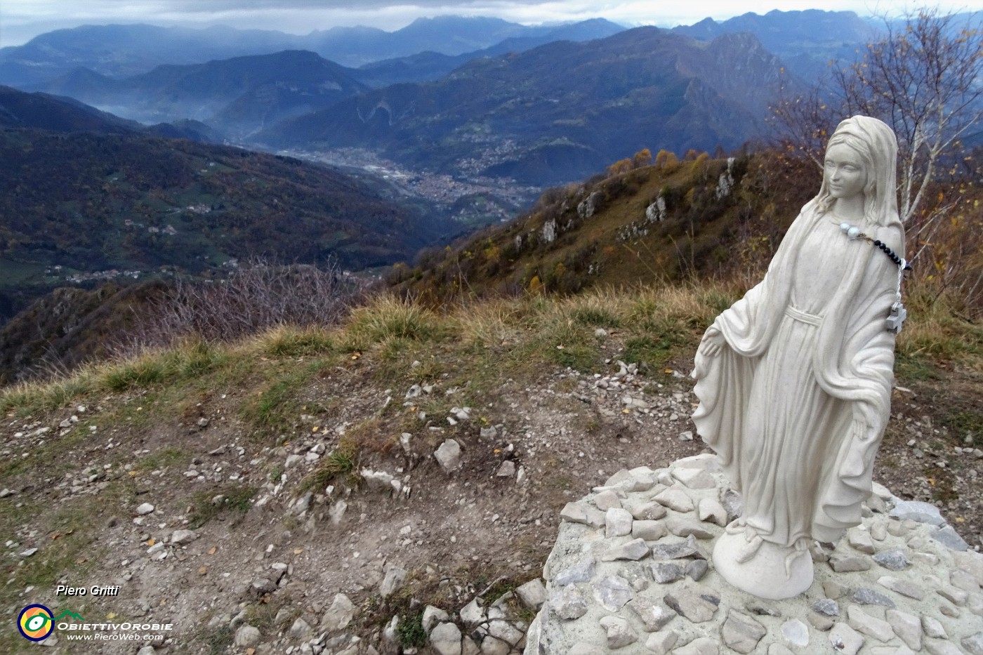 01 Madonnina del Costone (1195 m) con vista su Zogno.JPG